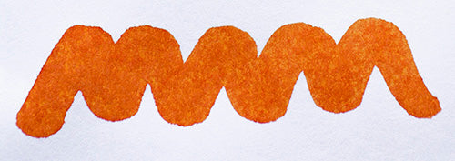 Wavy orange brown line on a white background. Diamine Autumn Oak fountain pen ink colour swatch.