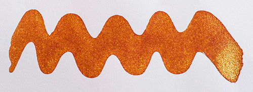 Wavy brown line on a white background. Diamine Caramel Sparkle fountain pen ink colour swatch.