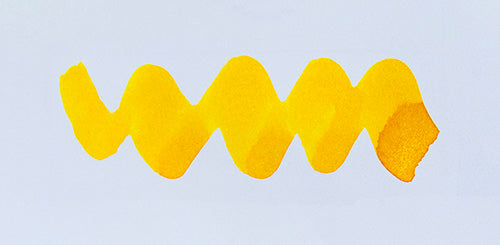 Wavy yellow line on a white background. Diamine Gold Star fountain pen ink colour swatch.