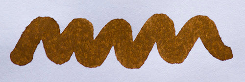 Wavy brown line on a white background. Diamine Raw Sienna fountain pen ink colour swatch.