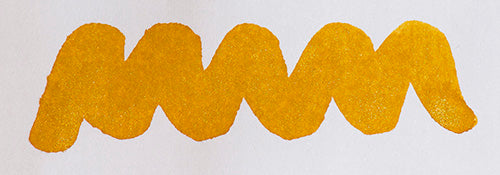 Wavy yellow line on a white background. Diamine Golden Sands fountain pen ink colour swatch.