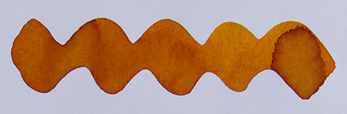 Wavy brown line on a white background. Diamine Honey Burst  fountain pen ink colour swatch.